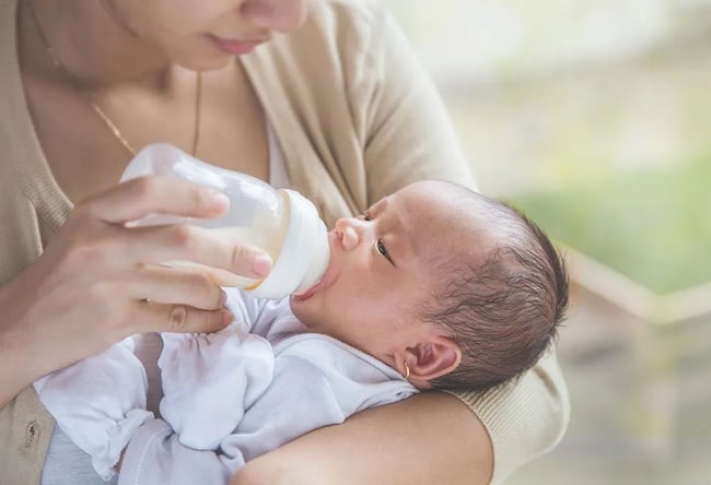 Có nên dùng bình sữa cho trẻ sơ sinh/em bé