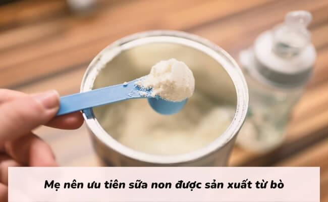 Mẹ nên ưu tiên sữa non được sản xuất từ bò