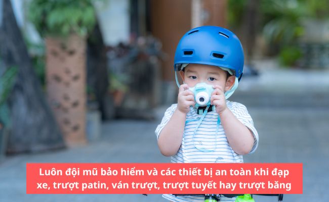 Luôn đội mũ bảo hiểm và các thiết bị an toàn cho bé khi đạp xe, trượt patin...