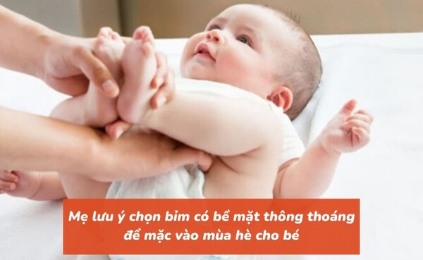 Chọn bỉm có bề mặt thông thoáng để mặc vào mùa hè cho bé