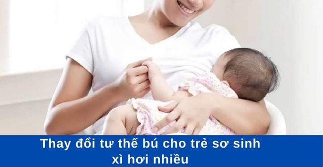 Thay đổi tư thế bú cho trẻ sơ sinh xì hơi nhiều và thối